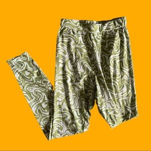 Groovy green and white swirl leggings 💚🤍
